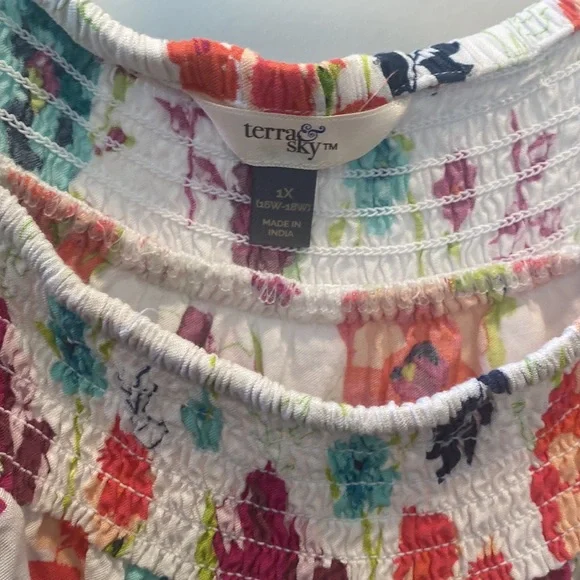Terra & Sky Size 1XL Floral top with bell sleeves and smocking around the neck - Picture 4 of 6